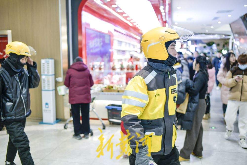 春节“不打烊” 外卖小哥坚守在送单路上