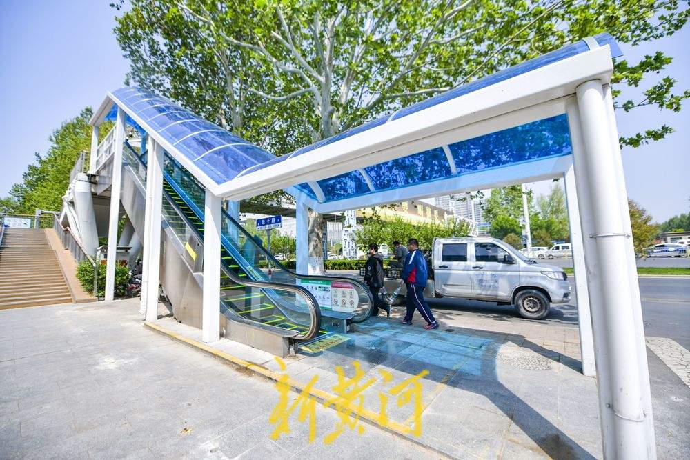 过街天桥修缮上新装 扶梯加装“保护层”