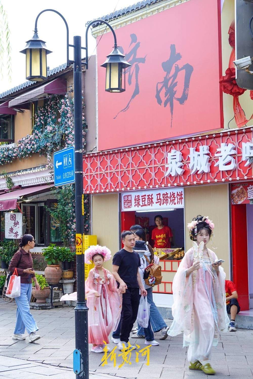 济南明府城老街建筑翻新，红色打卡墙点亮曲水亭街