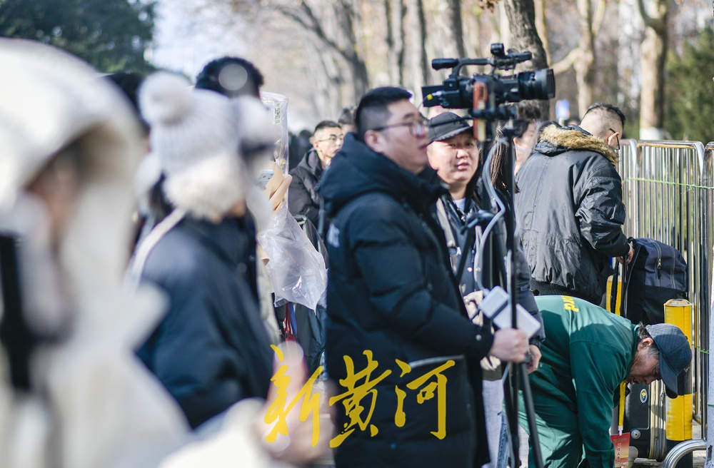 艺考大幕拉开 济南考点外自媒体直播吸引生源