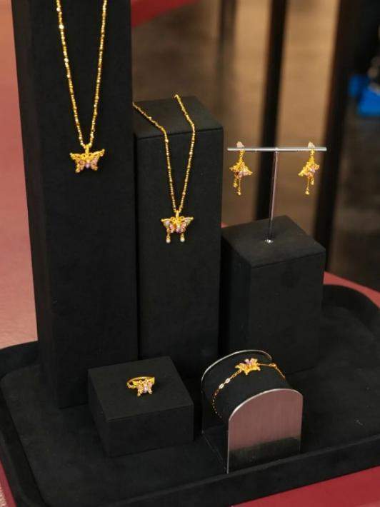 金喜对撞！周大生这场超级首饰发布让年轻人疯狂“上头”