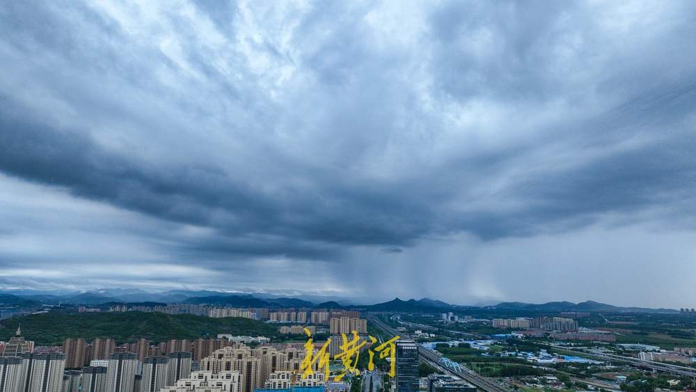 雨后泉城阴云遮天，青山连绵如高原风光