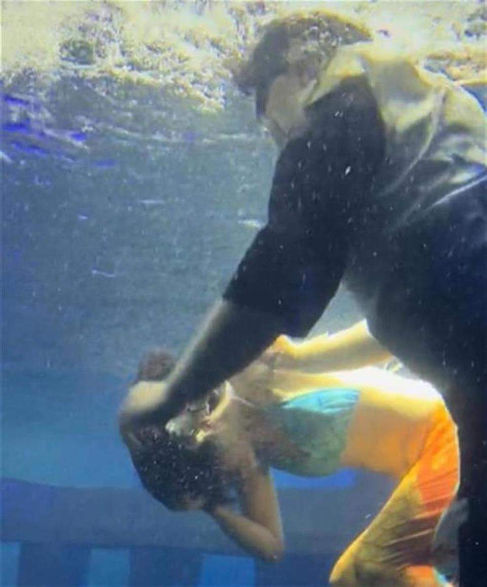 太原溺水“美人鱼”已出ICU,称系脚蹼脱落无法上浮溺水,并未出现低血糖