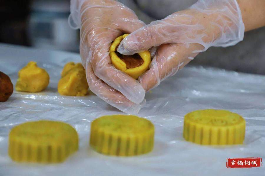 中秋将至月饼“抢鲜”上市，健康风、时尚味、老情怀，你pick哪一款？
