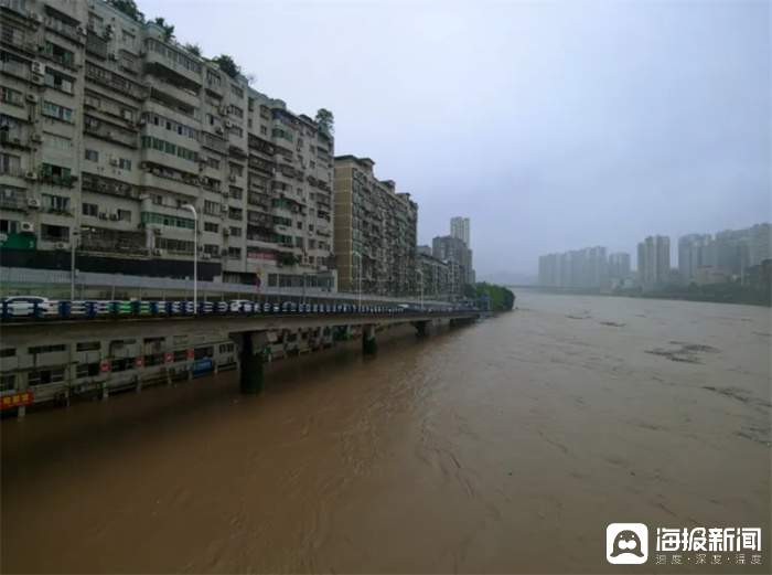 四川多地暴雨导致山洪灾害高发，达州洪峰过境，多处塌方