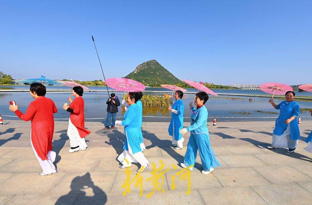 千余名老人舞起空竹龙，庆祝自己的节日