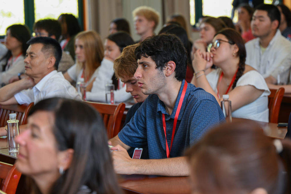 特稿｜中国“朋友圈”里的新春暖意