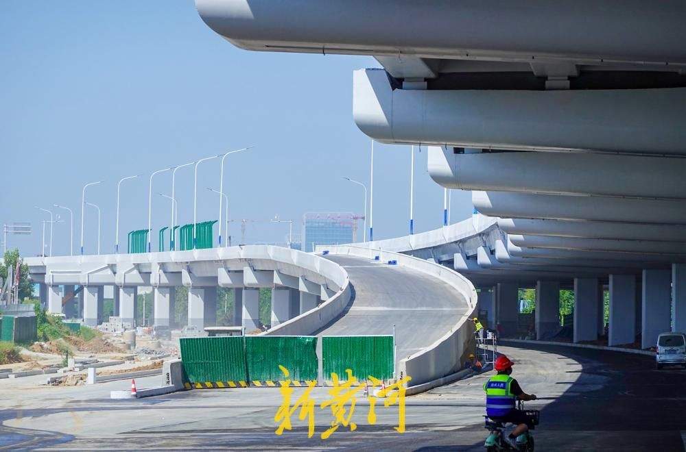济南工业北路快速路东延段建设推进，高架下方道路换新颜