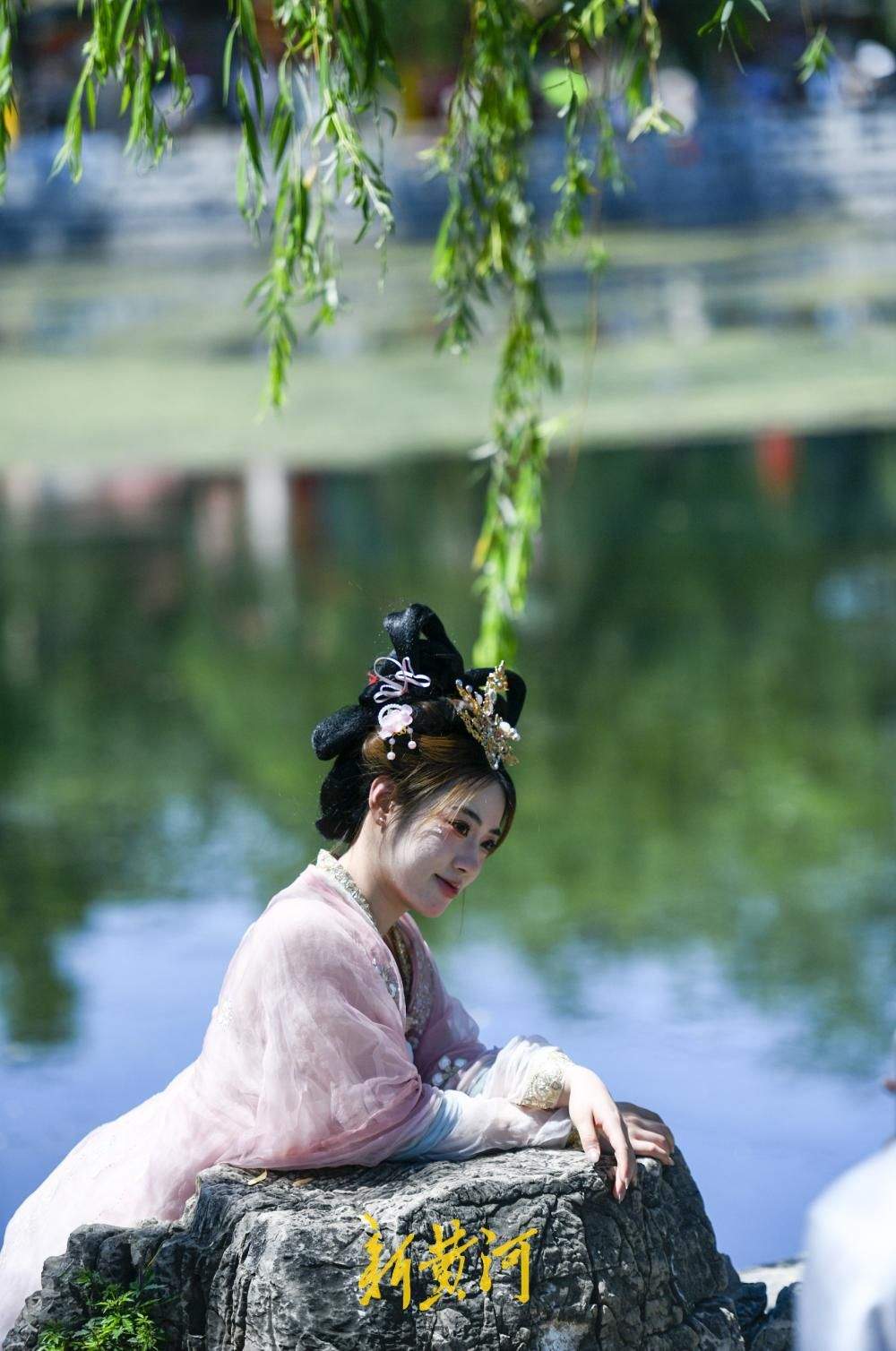 一年四季 泉在济南丨济南雨后清凉天，汉服摇曳入画来