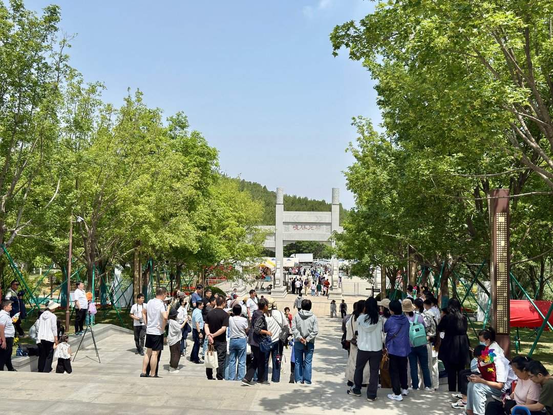 人头攒动，佛慧山公园成热门“打卡地”