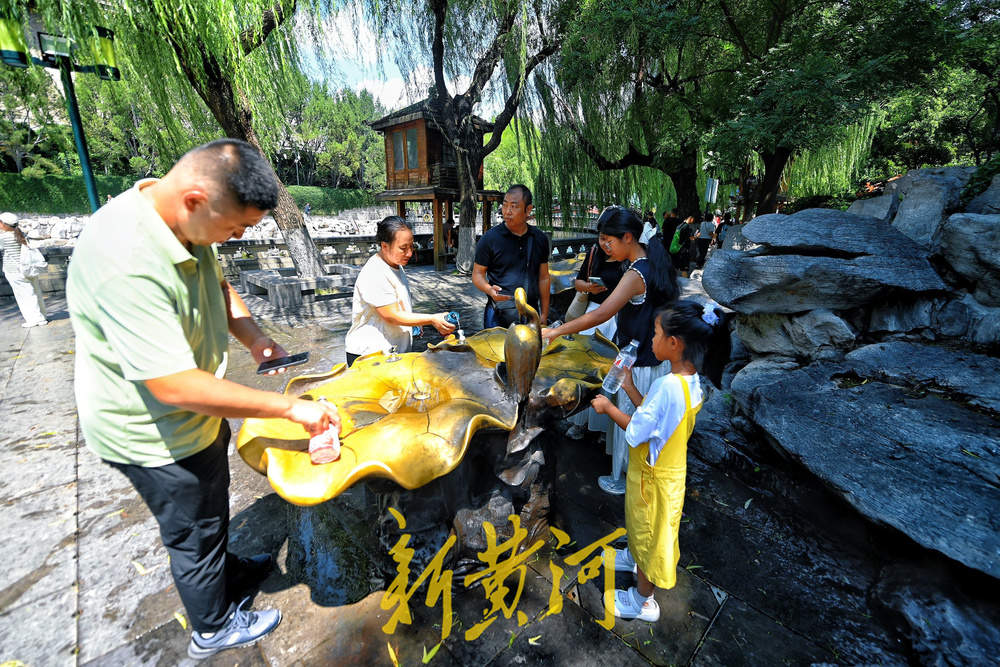 出伏首日济南高温持续  泉水直饮点成市民游客避暑“心头好”