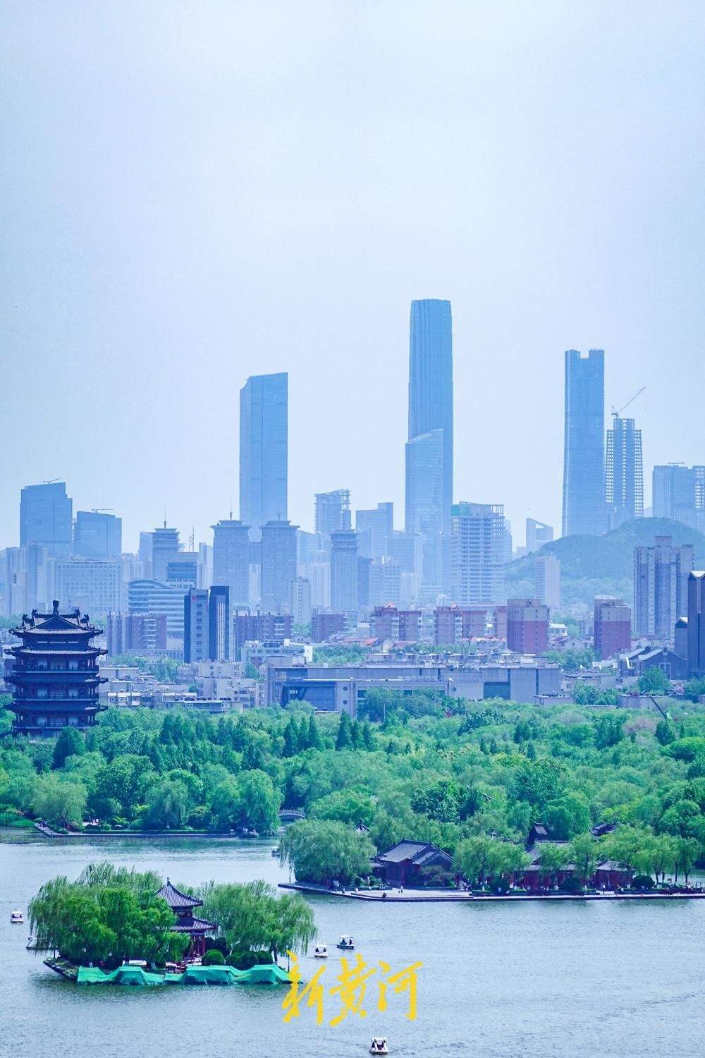 春末迎“醉美”蓝天白云 俯瞰泉城山湖城高“颜值”