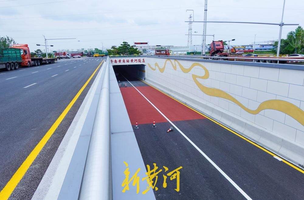 济南黄岗路黄河隧道南口道路建设初具规模 三个出入口交通标识施划完成