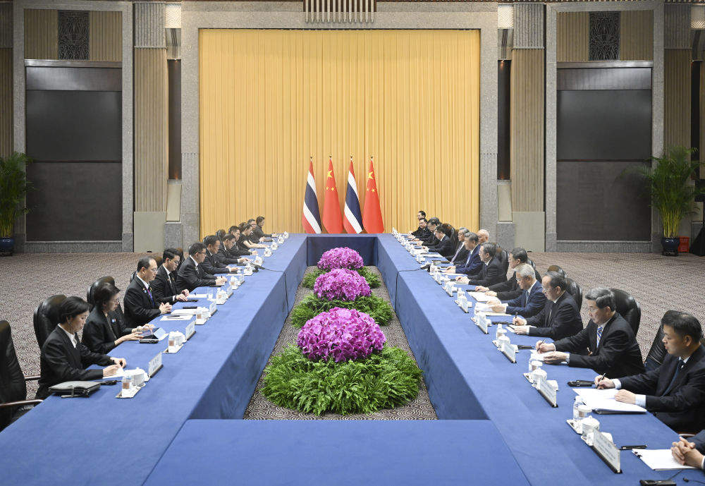 习近平会见泰国总理阿努廷
