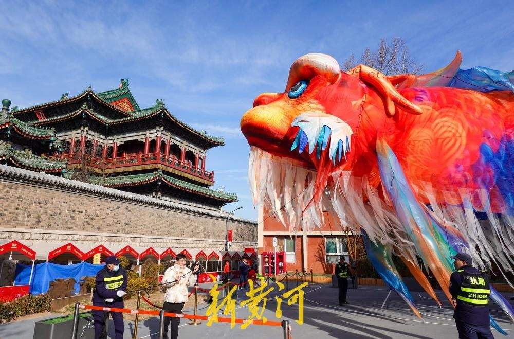 百年上新街“鳌鱼”腾飞 悬浮巡游添彩传统佳节