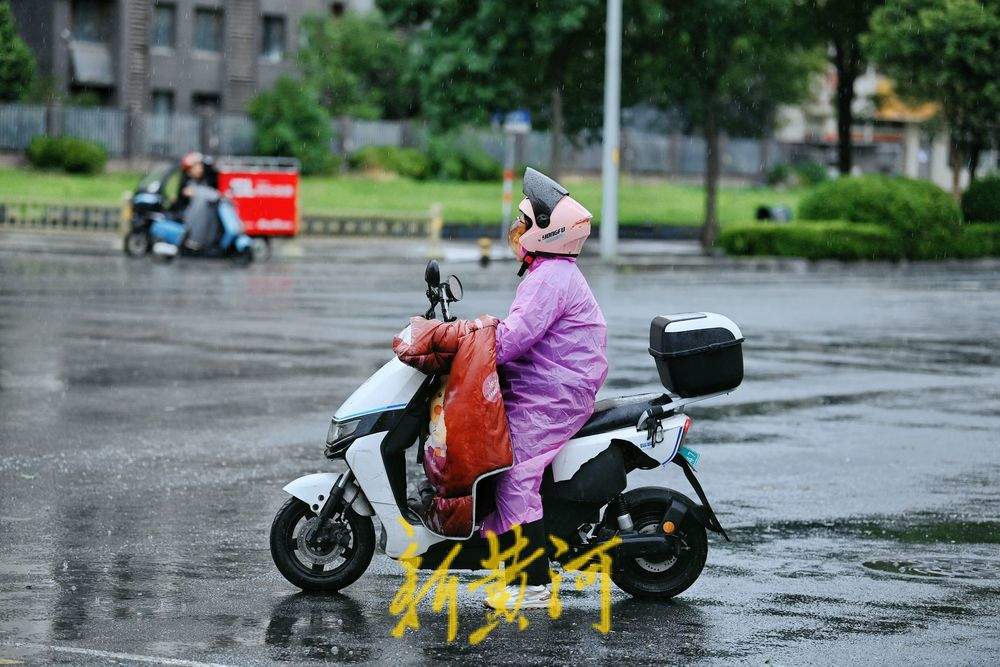泉城晚高峰迎急雨 市民行色匆匆往家赶