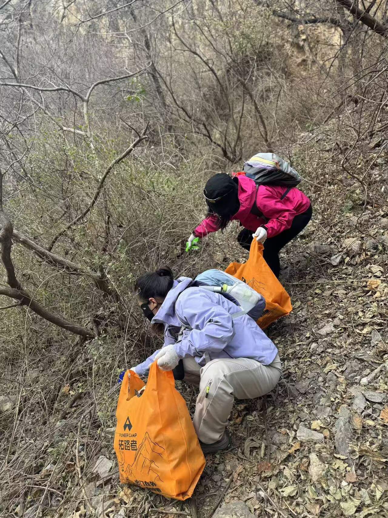 融媒·画像丨拿着垃圾夹、背着编织袋，他们深入大山奔赴一场——山与城的约定