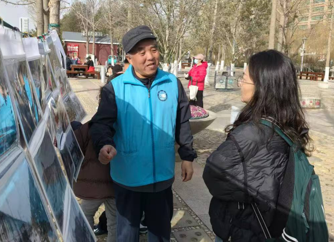 泉城义工假期“不打烊”：绢花朵朵送祝福，民俗讲解暖人心！他们用“志愿红”点亮最美“新春色”