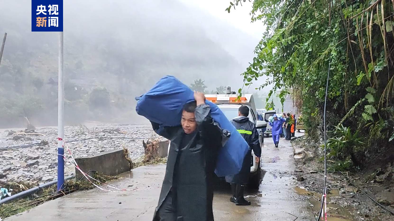 湖北宣恩突降暴雨致多处房屋被淹 当地深夜转移数百群众
