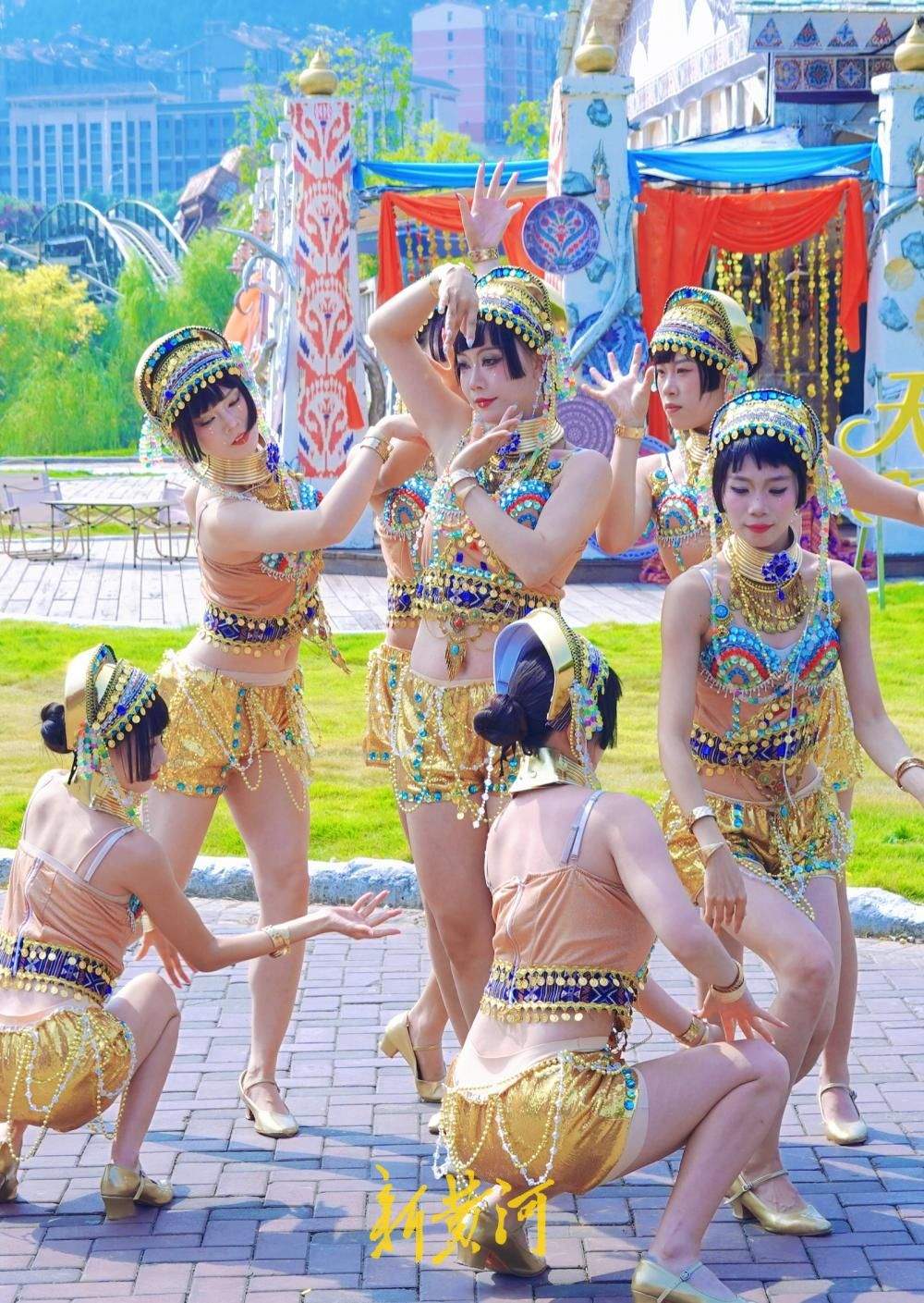纱幔轻舞裙摆飞扬，泉城景区“好戏连台”迎国庆
