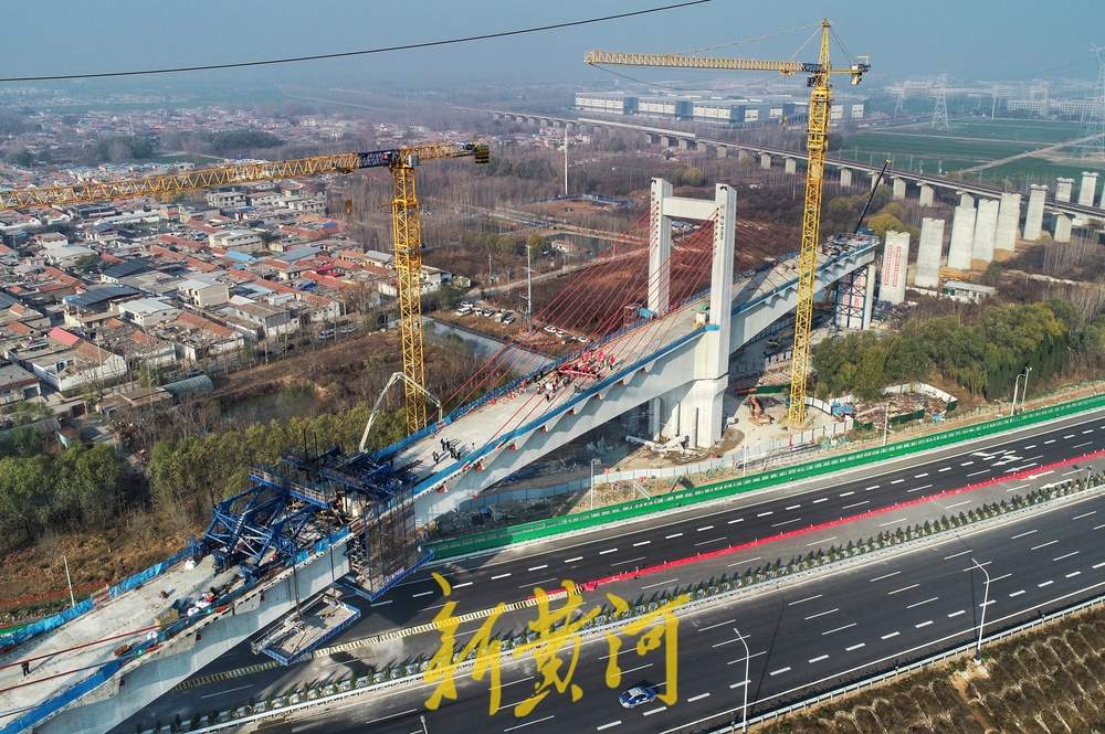 济滨高铁济南东特大桥200米矮塔斜拉桥顺利合龙