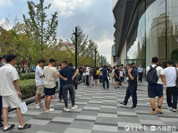 iPhone16系列正式发售首日，济南门店依旧排长队