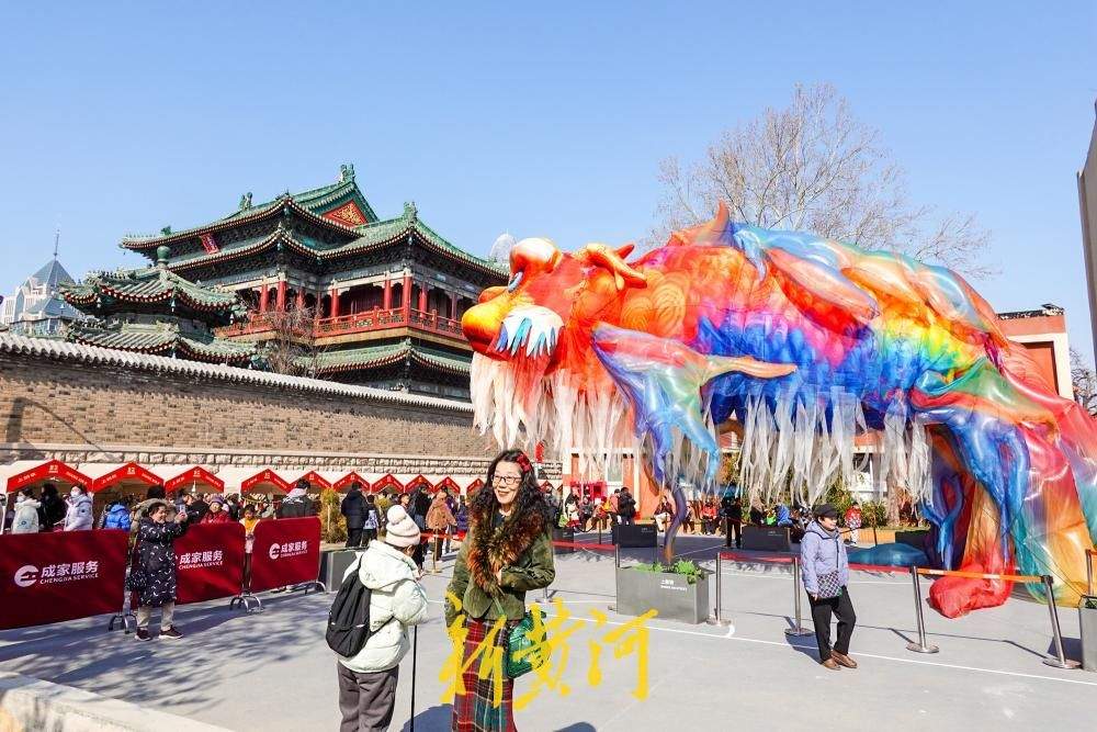 济南上新街添“独占鳌头”好彩头,巨型空飘鳌鱼成新网红