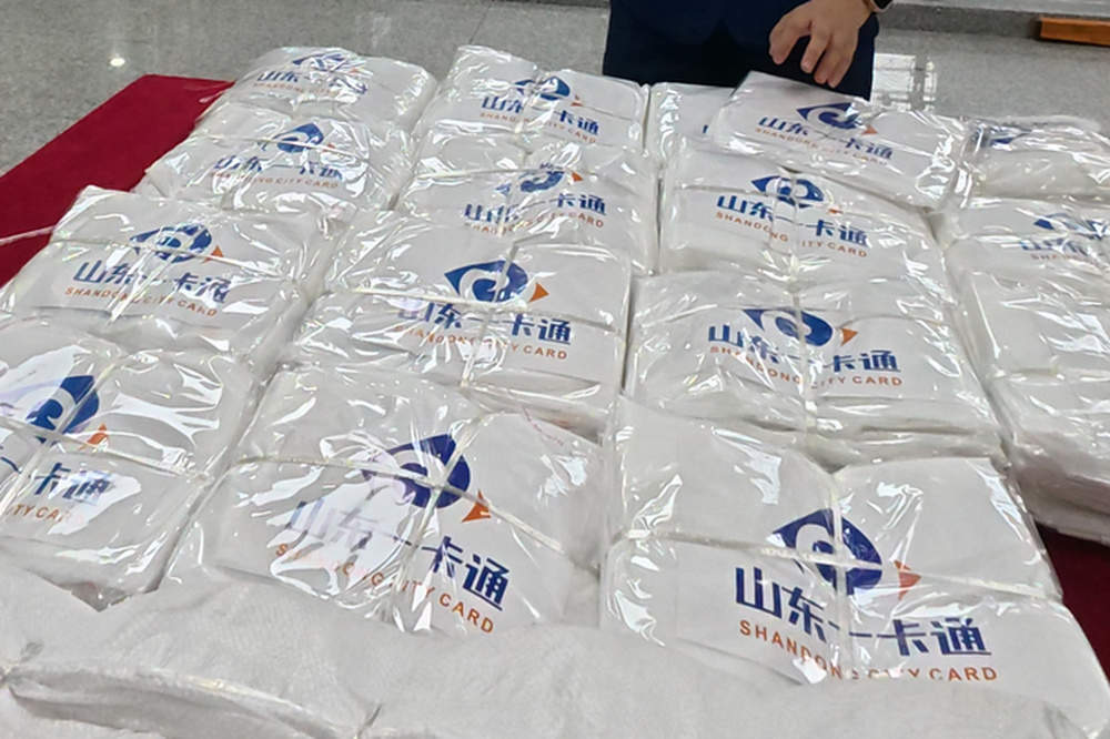 一件雨衣的“双向奔赴”：地铁站雨天送出一件雨衣，随后便收到2500件“爱心回礼”
