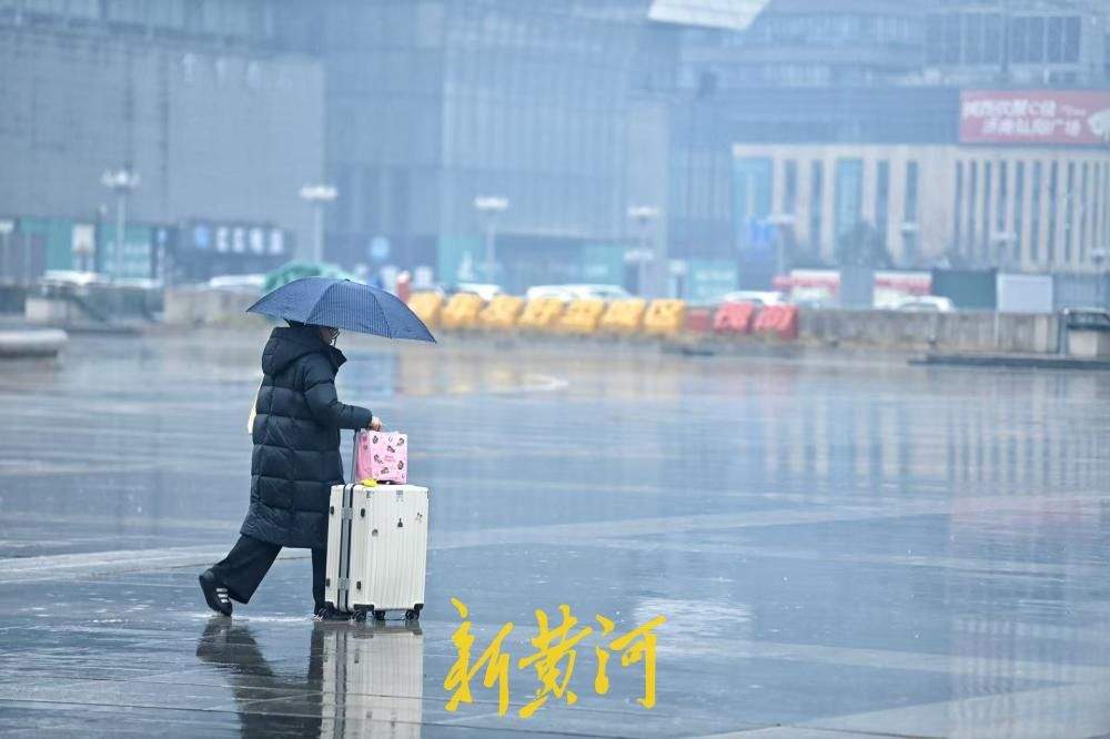 春运返程期泉城迎降雨 旅客雨中赶车忙