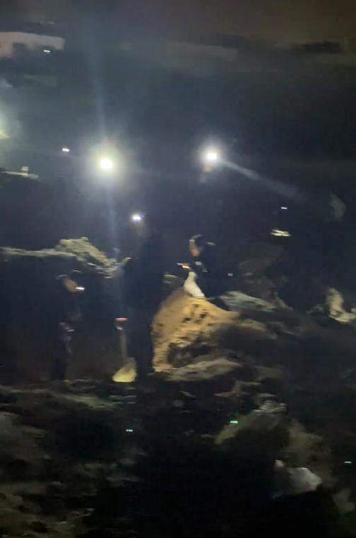 “数十人在上海老宅挖银元”?目击者称挖掘出上千枚:有人现场以600元价格转卖;多方回应