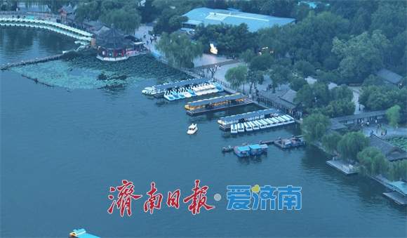一年四季 泉在济南丨盛夏傍晚，游客乘船畅游大明湖享受自然凉