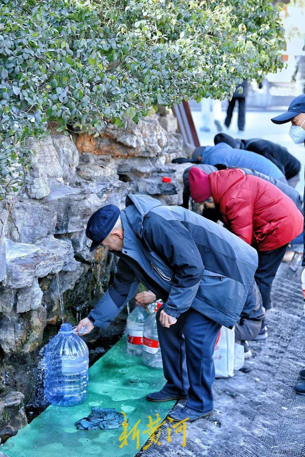 寒冷冬日，济南黑虎泉畔市民排队取水热闹非凡
