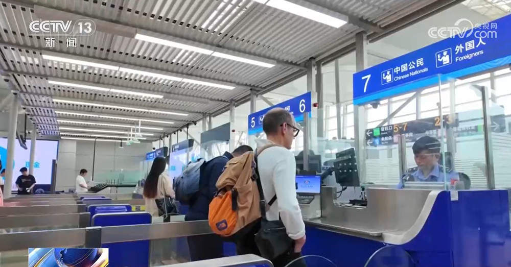 端午将至 入境口岸便捷服务和多彩文旅项目吸引中外游客观光打卡