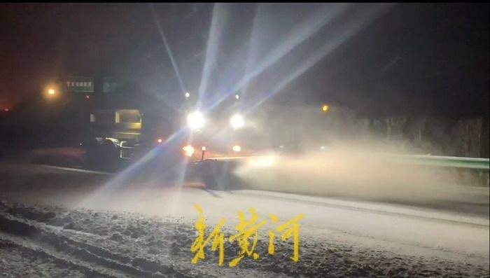 彻夜清雪保畅通无阻！看，这是济南雪后的高架路