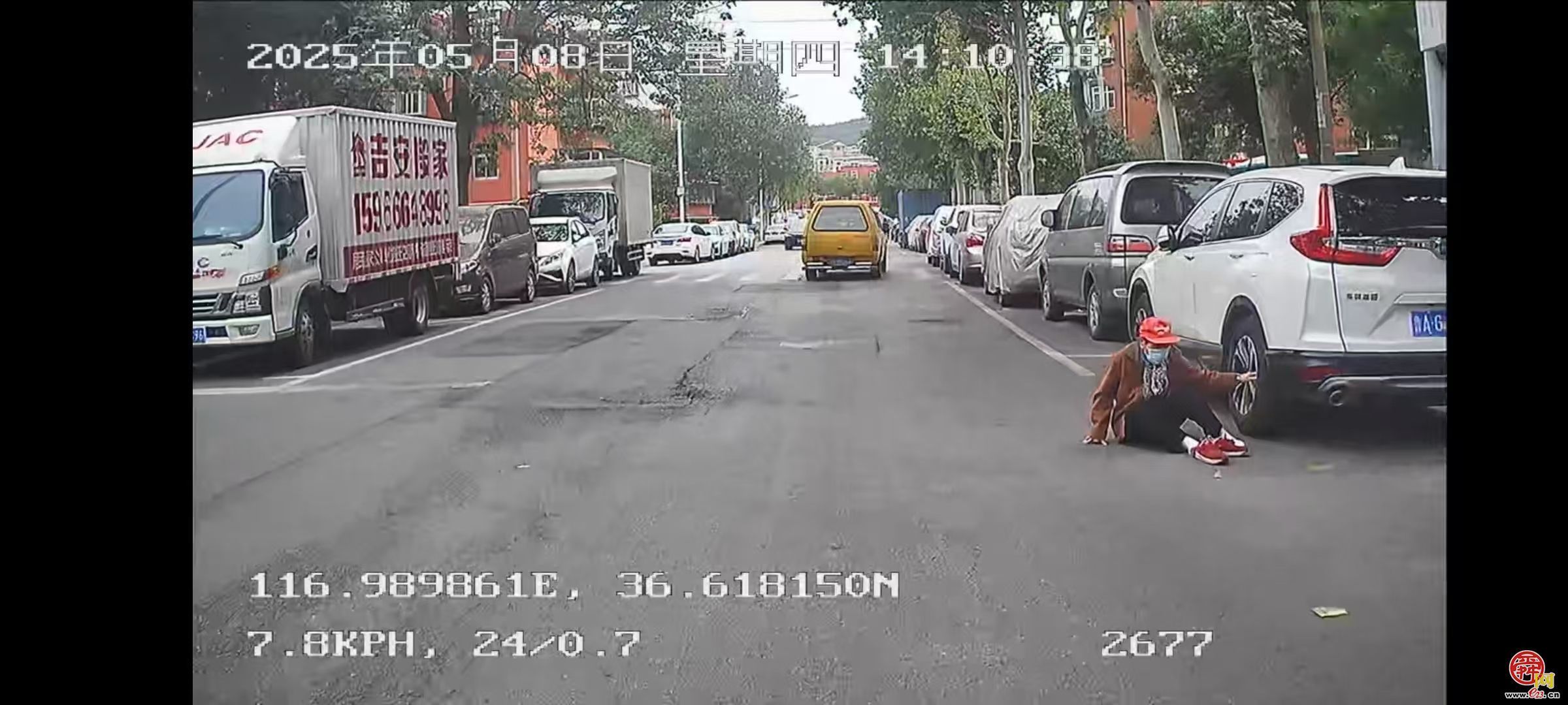 济南老人路边不慎摔倒，公交司机紧急救助...