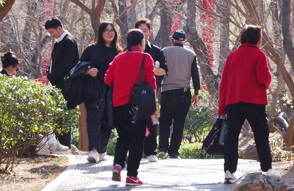 春分日济南街头温暖舒适，不少行人“轻装上阵”