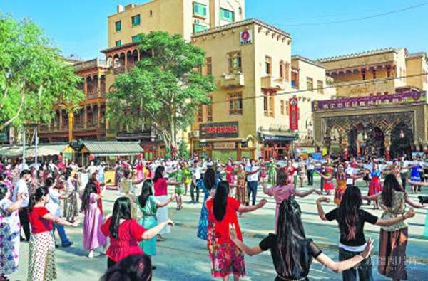 互祝福 同分享 共欢乐——新疆各族干部群众共度古尔邦节