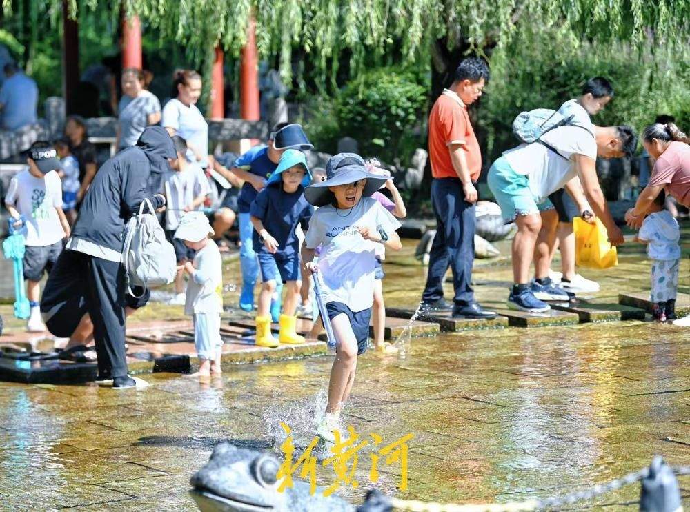 热闹中收官！五龙潭泉水畔上演欢乐亲子戏水图景