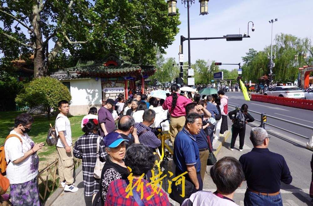 五一假期未到已迎旅游高峰 工作日旅游团观光成主角