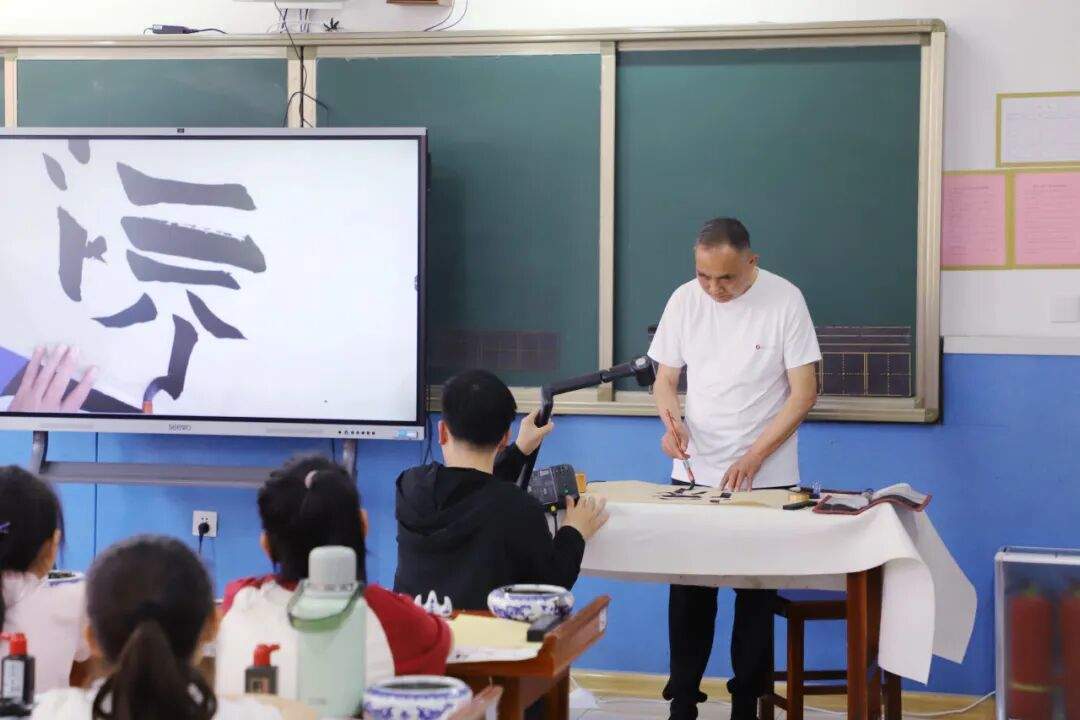 翰墨润童心 墨香伴成长——长清湖实验学校魏碑楷书名家课堂圆满举行