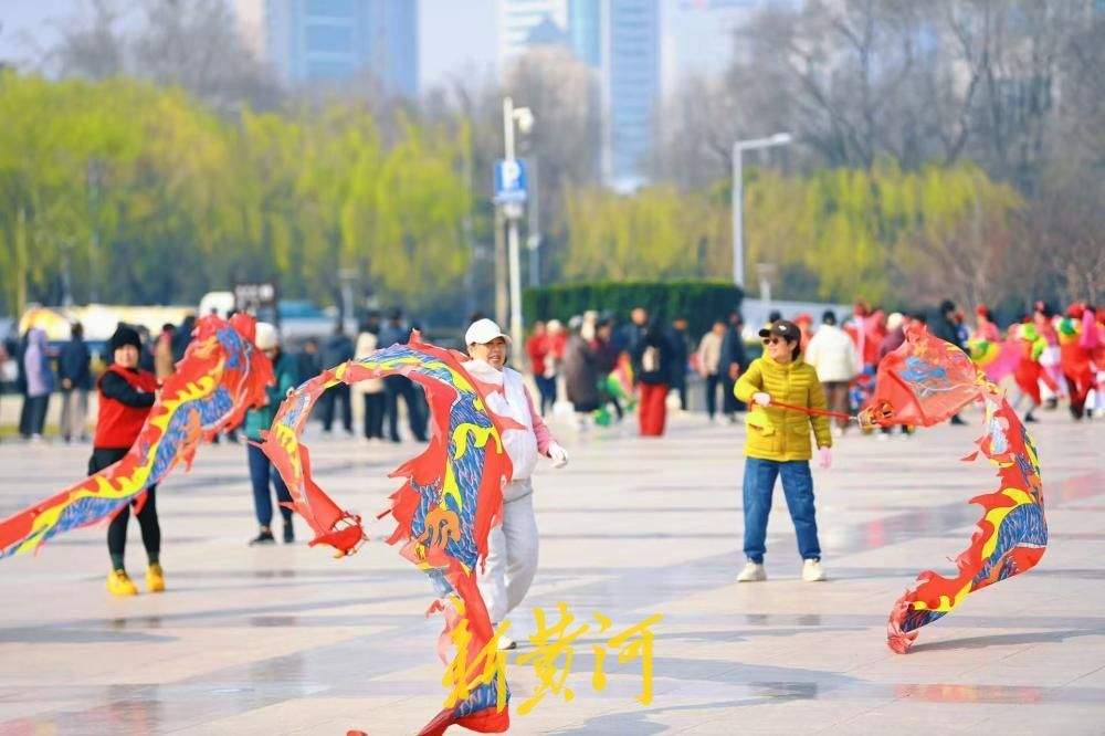 春意正浓 泉城广场成市民遛娃、健身好去处