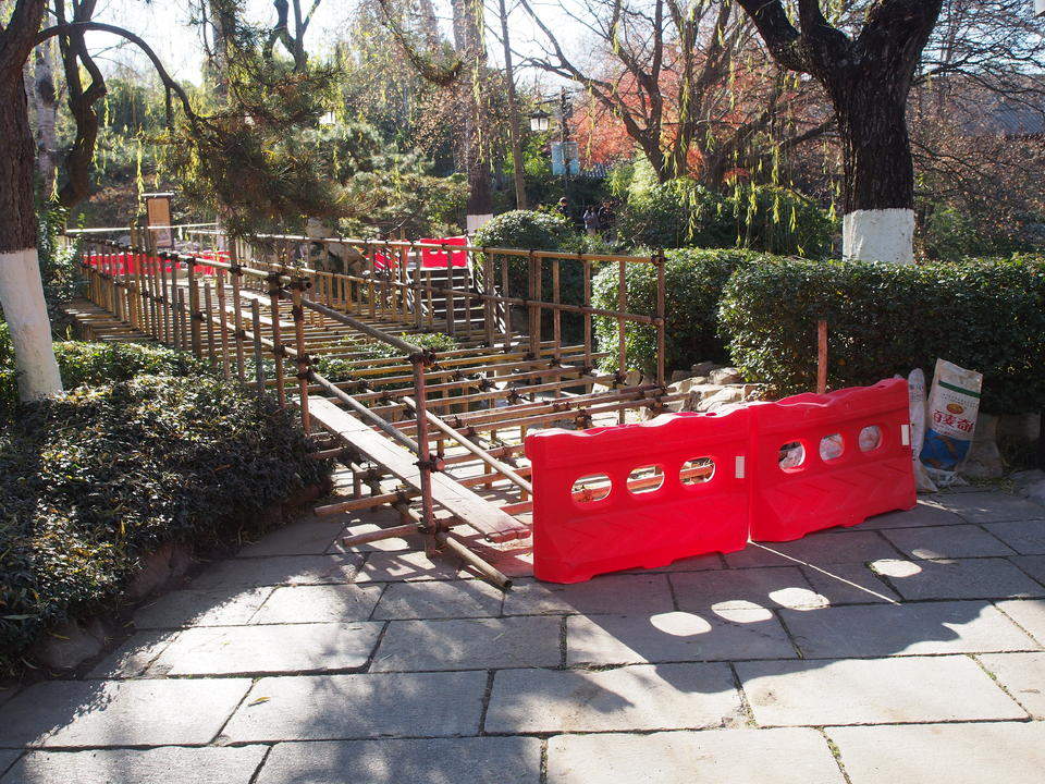 泉畔花灯装点美景，安全通道护航客流