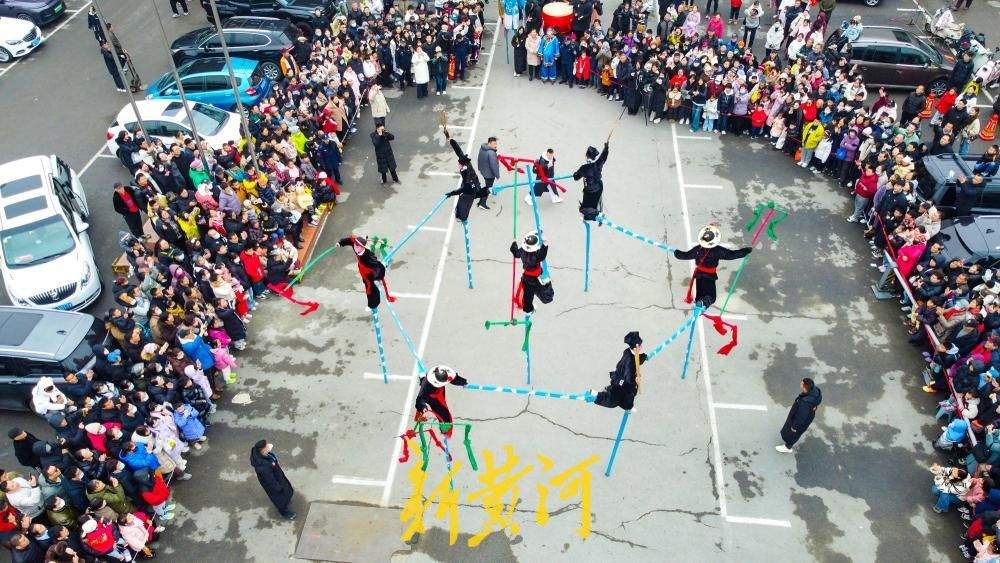 传统民俗踩高跷人气旺 走街串巷燃爆泉城街头