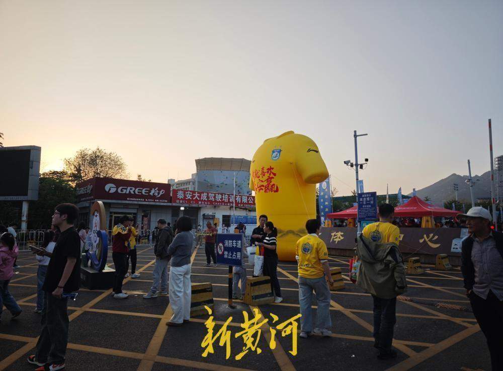 揭幕战泰安VS青岛开打 齐鲁超赛济南赛区球票热销