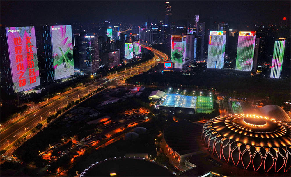 经十路两侧，灯光点亮2025济南国际泉水节