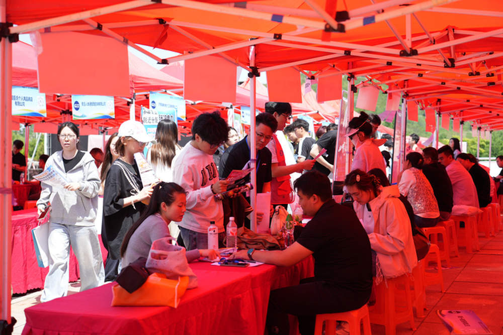 2026年驻济高校双选会举行 4000余名毕业生入场求职