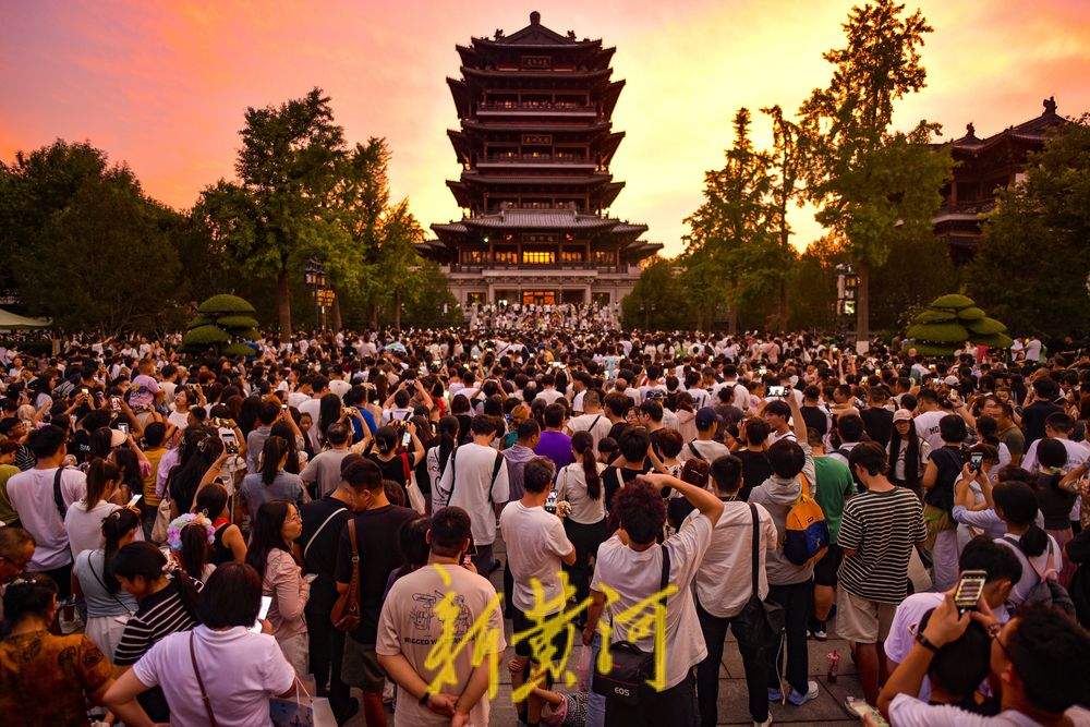 一年四季 泉在济南｜绚丽晚霞与超然楼同框 千名游客共赏初秋美景