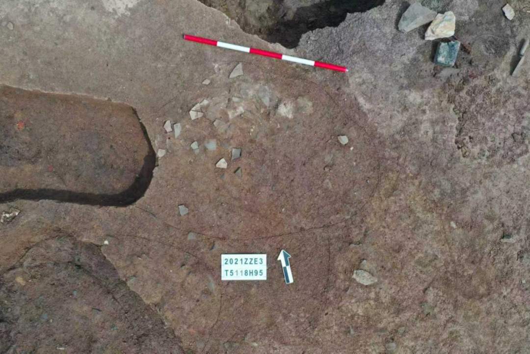 误认“唐三彩”？山东出土3.2厘米釉陶小狗，2400岁萌物竟藏着春秋战国诸侯争霸史！