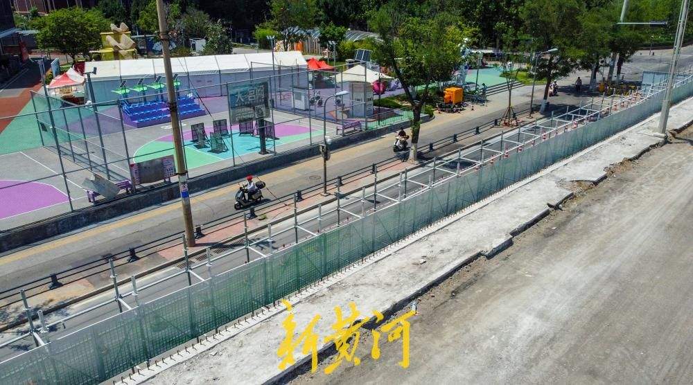 济南纬二路跨铁路天桥原路面清除 护栏分段拆除更换