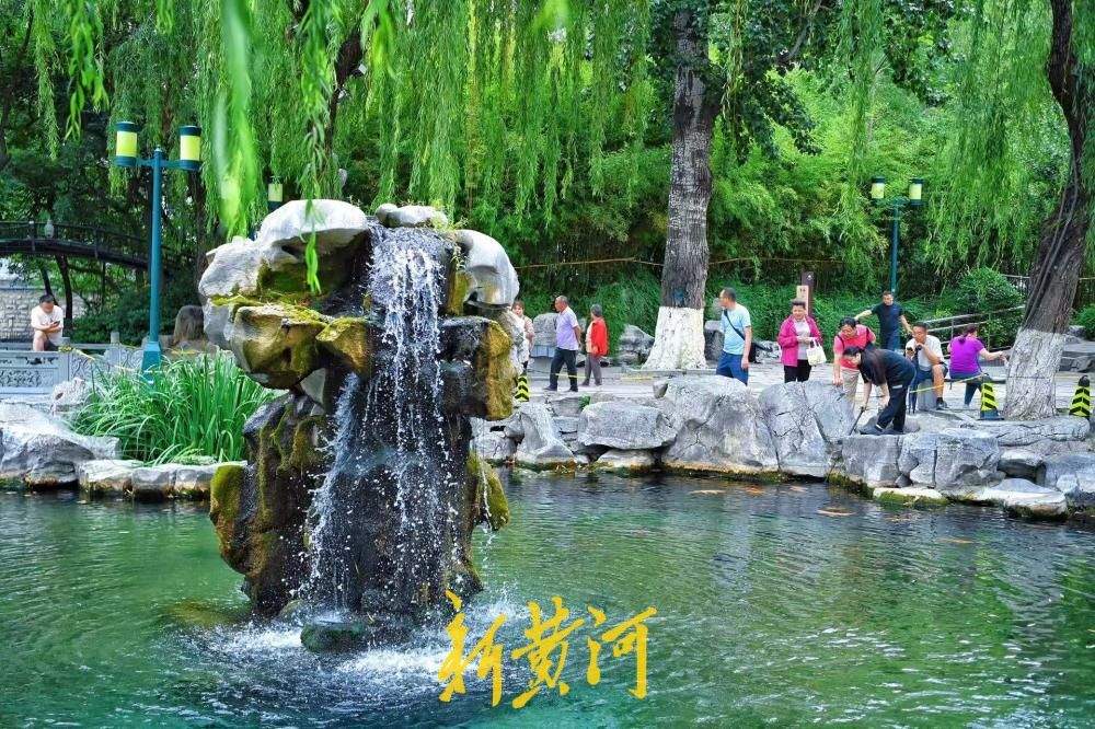 端午假期遇夏至，月牙飞瀑迎客来